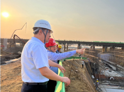 集團(tuán)黨委書(shū)記、董事長(zhǎng)涂建平赴洪騰高架 施工一線進(jìn)行調(diào)研